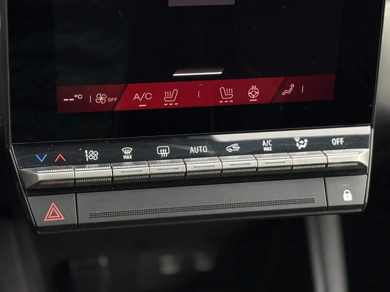 Gros plan sur la console centrale tactile et les commandes climatisation du Renault Symbioz noir étoilé, version 2025.
