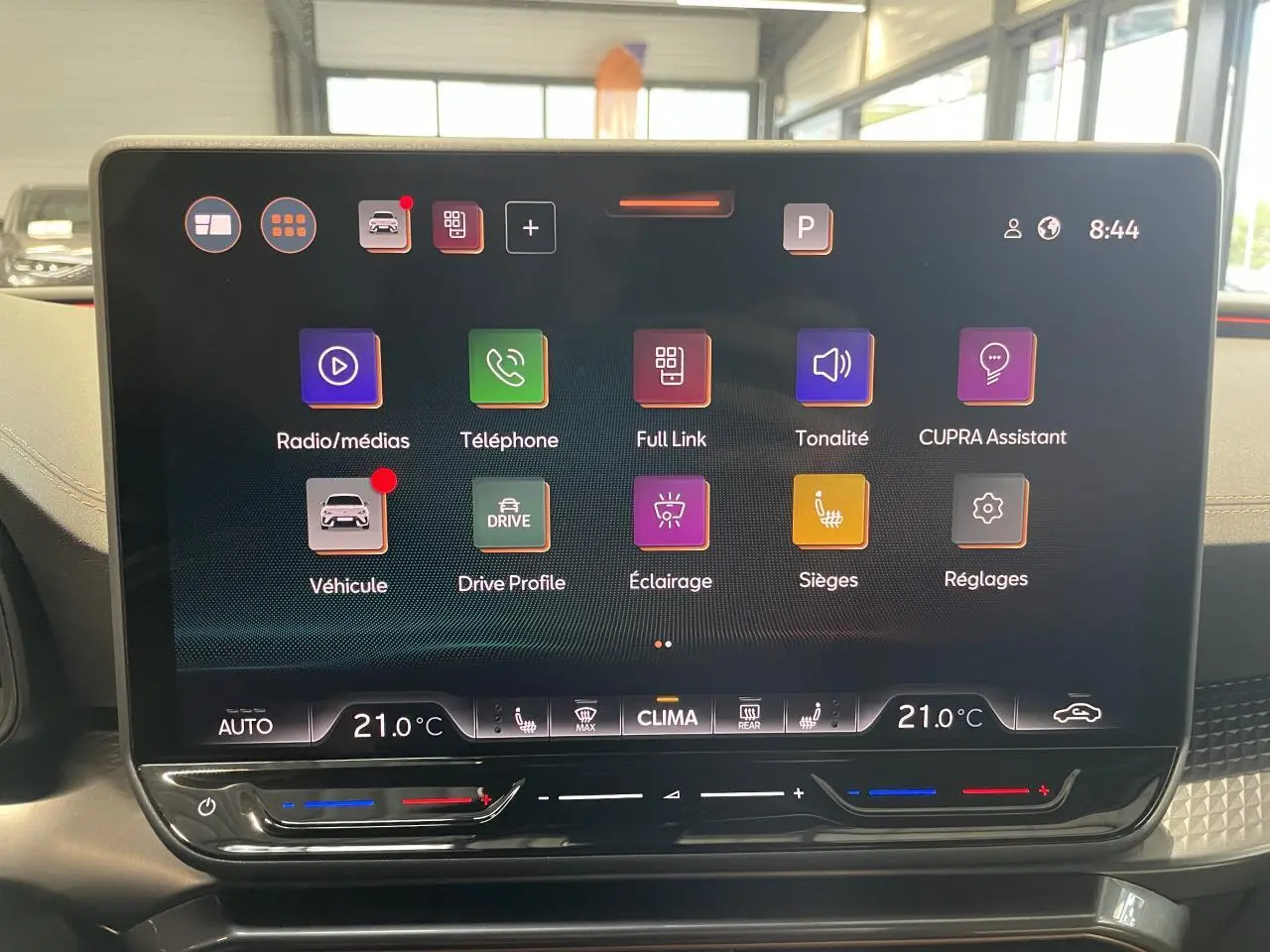Écran tactile HD 12,9'' du système multimédia de la CUPRA Leon 2.0 TDI noir, vue frontale intérieure.