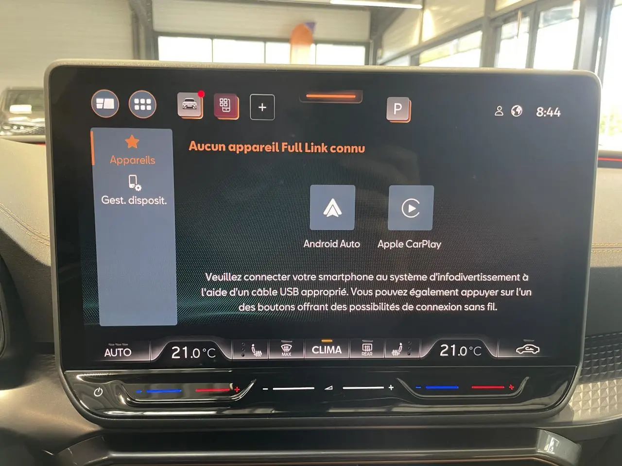Écran tactile central de la CUPRA Leon 2026 affichant la connectivité Android Auto et Apple CarPlay.