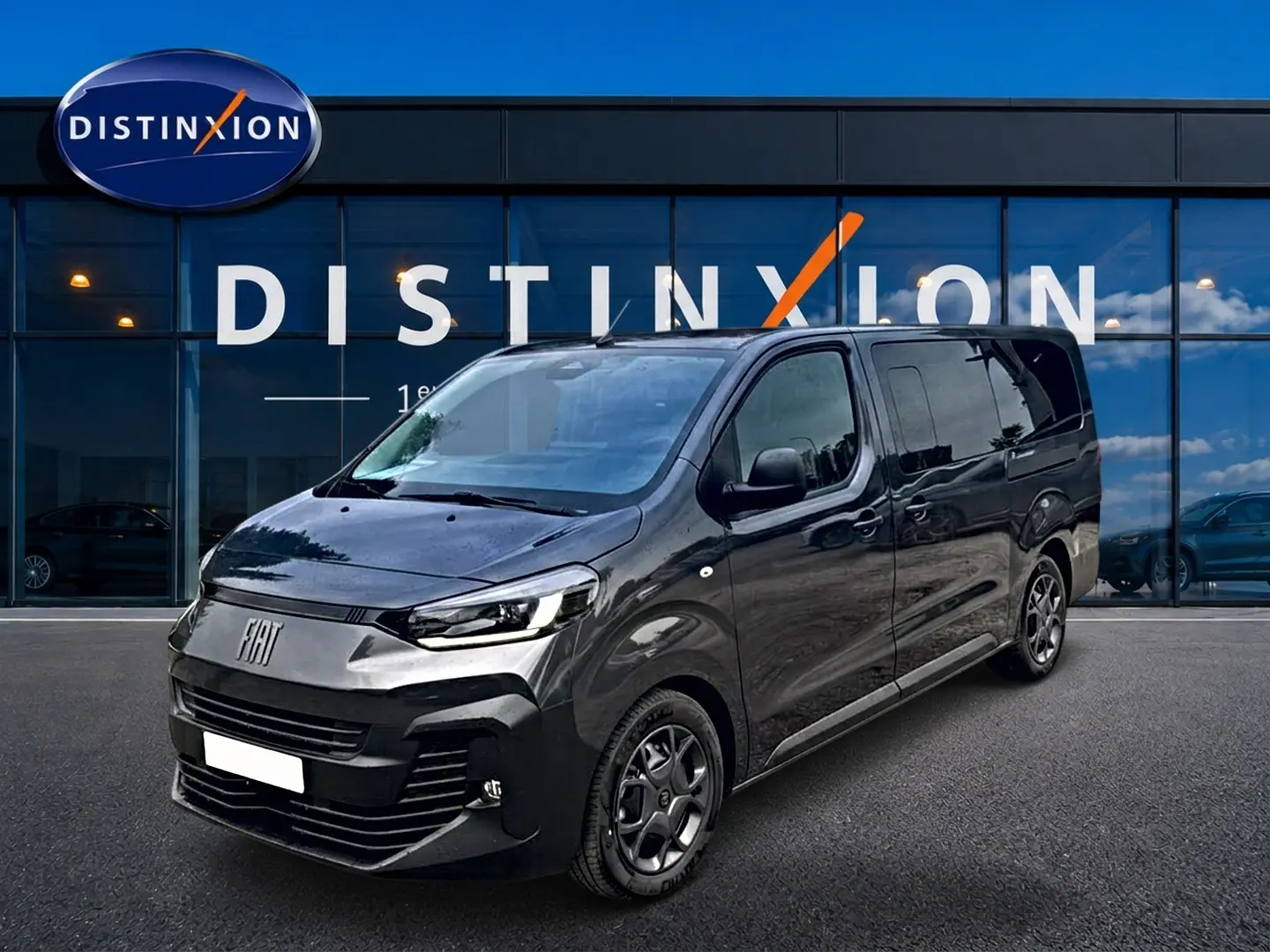 Vue 3/4 avant droit du FIAT Scudo Combi gris titane avec porte latérale coulissante et jantes spécifiques.