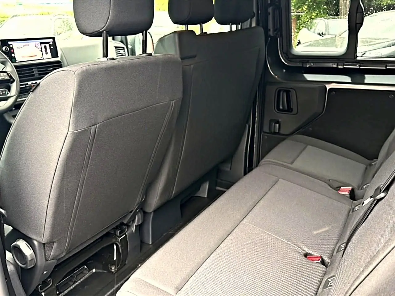 Vue intérieure côté droit sur la banquette arrière grise du Fiat Scudo Combi avec vitres latérales et sièges tissu bi-ton.