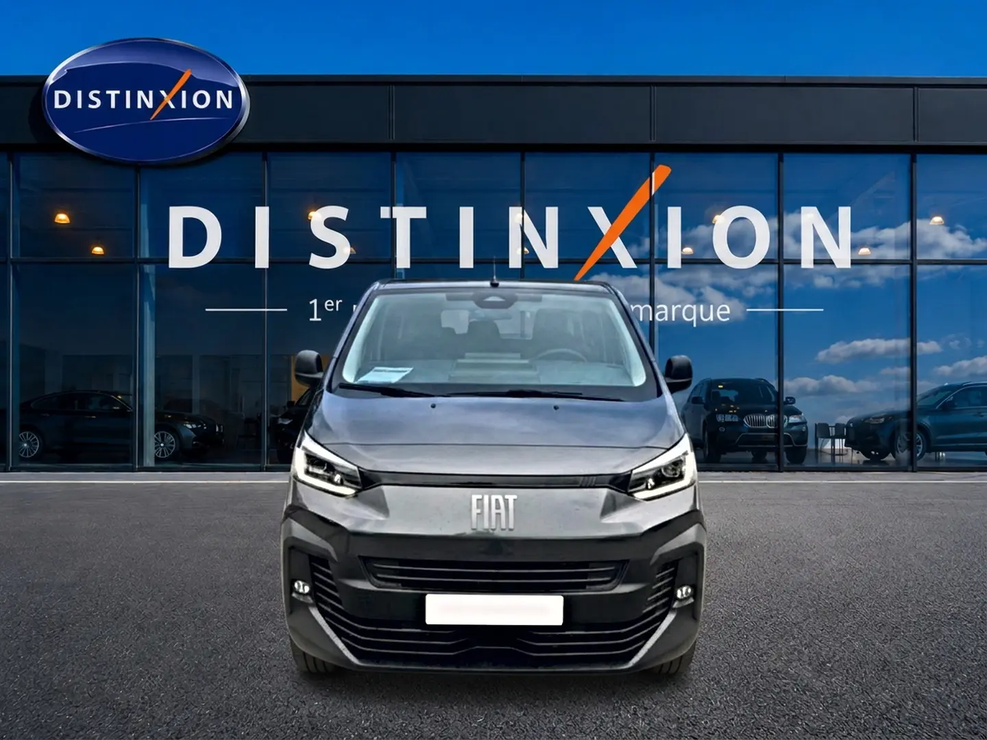 Vue avant du FIAT Scudo Combi gris titane, mettant en valeur sa calandre moderne et ses phares LED.