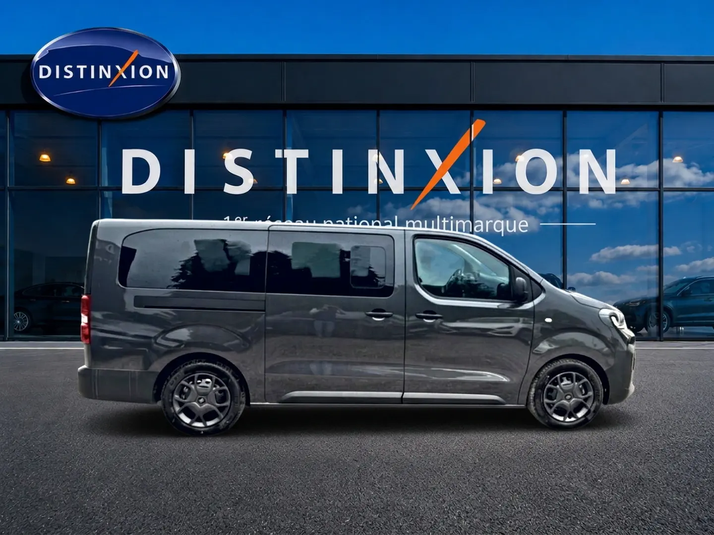Profil droit du Fiat Scudo Combi gris titane avec porte latérale coulissante, vitres teintées et jantes spécifiques.