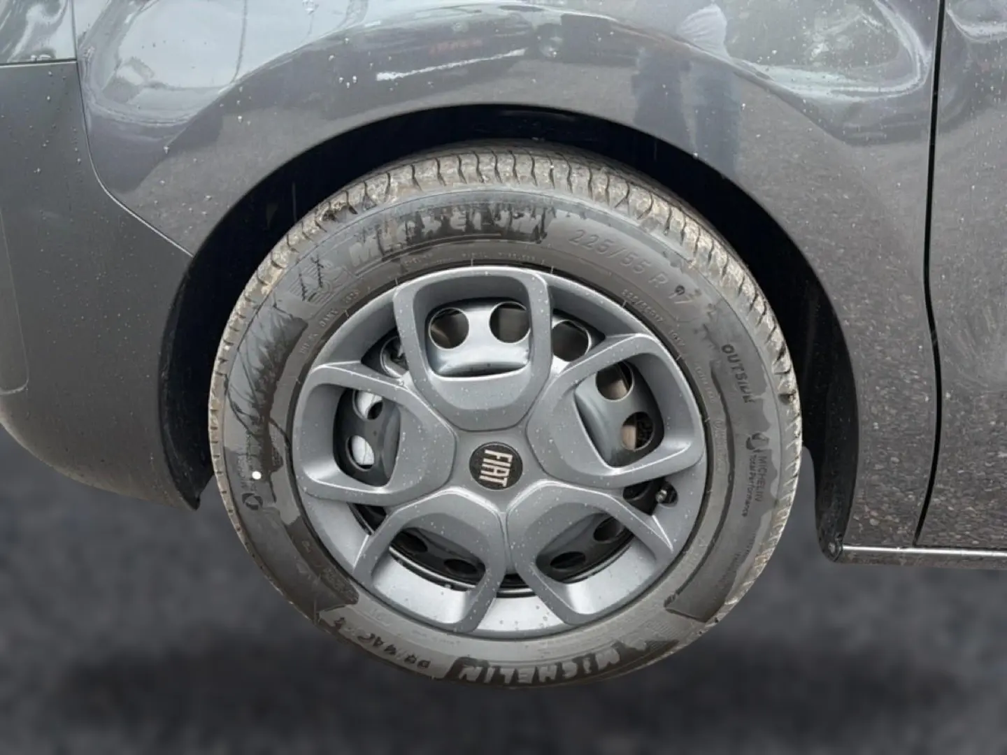 Gros plan sur la roue avant gauche gris titane du Fiat Scudo Combi avec jante en alliage et logo Fiat central.