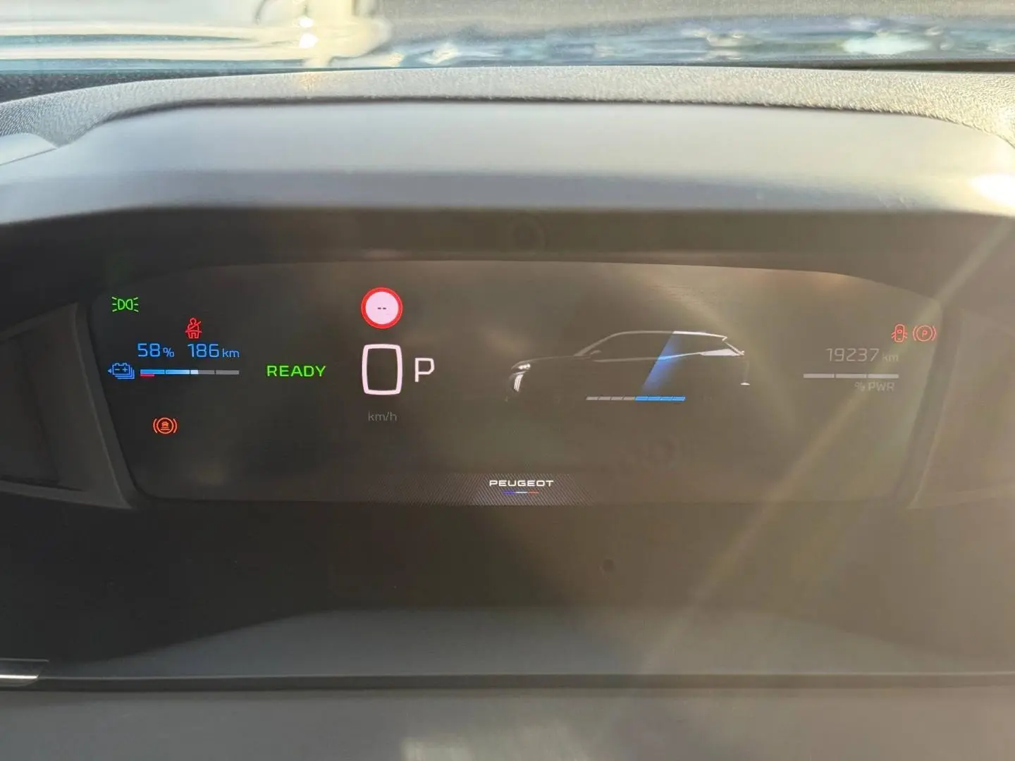 Affichage numérique du tableau de bord du Peugeot e-2008 2025 montrant autonomie batterie à 58% et mode prêt.
