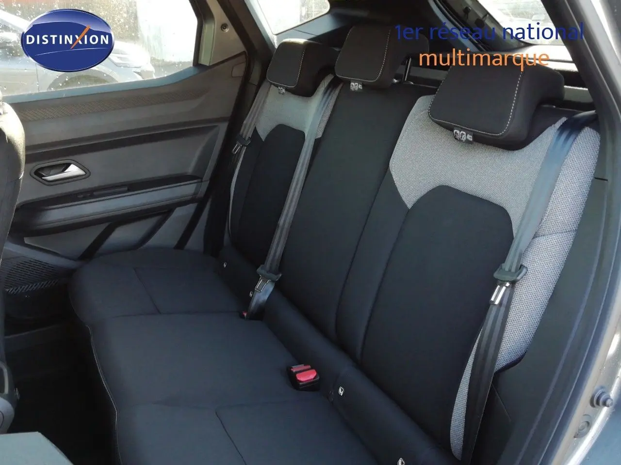 Vue intérieure côté droit montrant la banquette arrière en tissu gris et noir du Dacia Duster TCE MHEV 140ch Journey 2026.