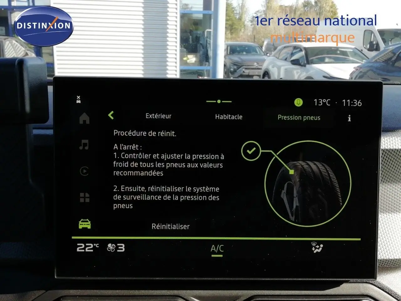 Écran central du Dacia Duster TCE MHEV 140ch Journey affichant la procédure de réinitialisation de la pression des pneus.