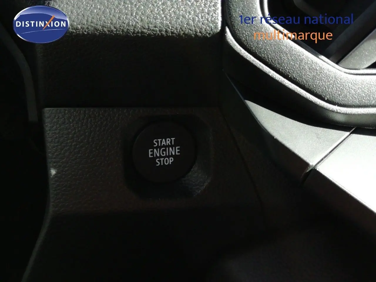 Bouton Start Engine Stop en gros plan sur le tableau de bord noir du Dacia Duster TCE MHEV 140ch Journey 2026.
