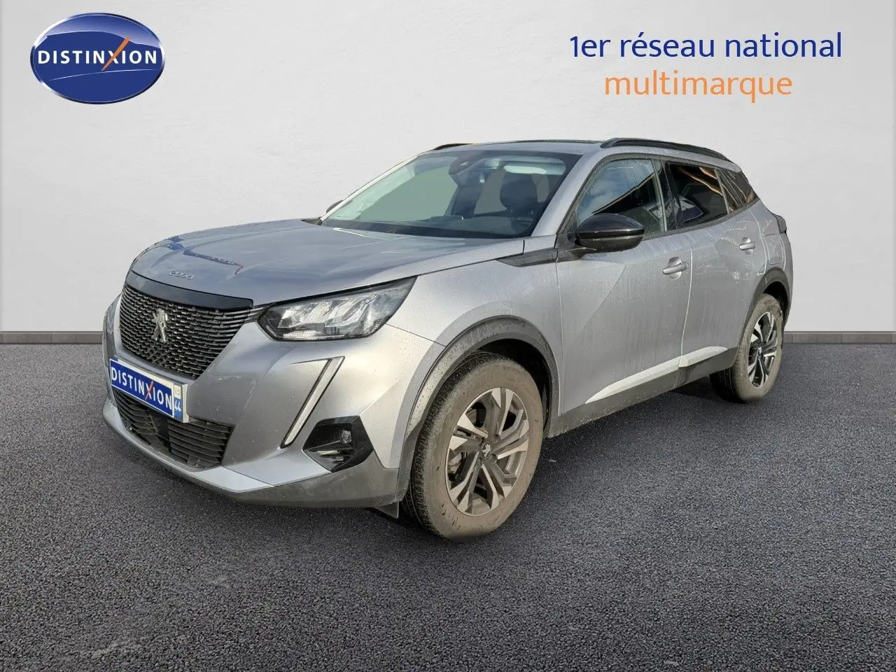 Peugeot 2008 gris Artense vue 3/4 avant droit, avec calandre noire et jantes alliage foncé.