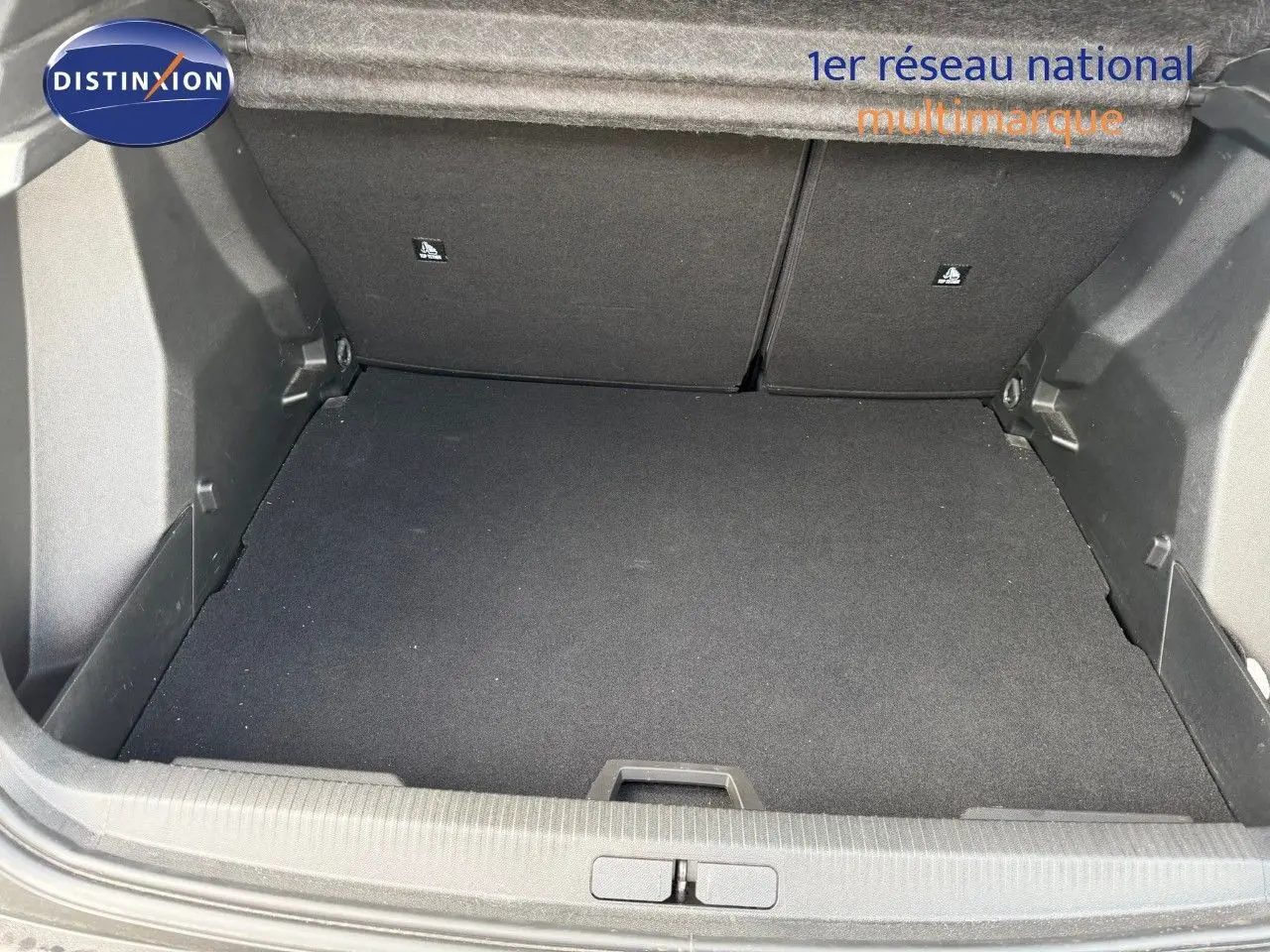 Coffre vide de Peugeot 2008 gris Artense vu de l'arrière, montrant un espace de chargement propre et bien fini.