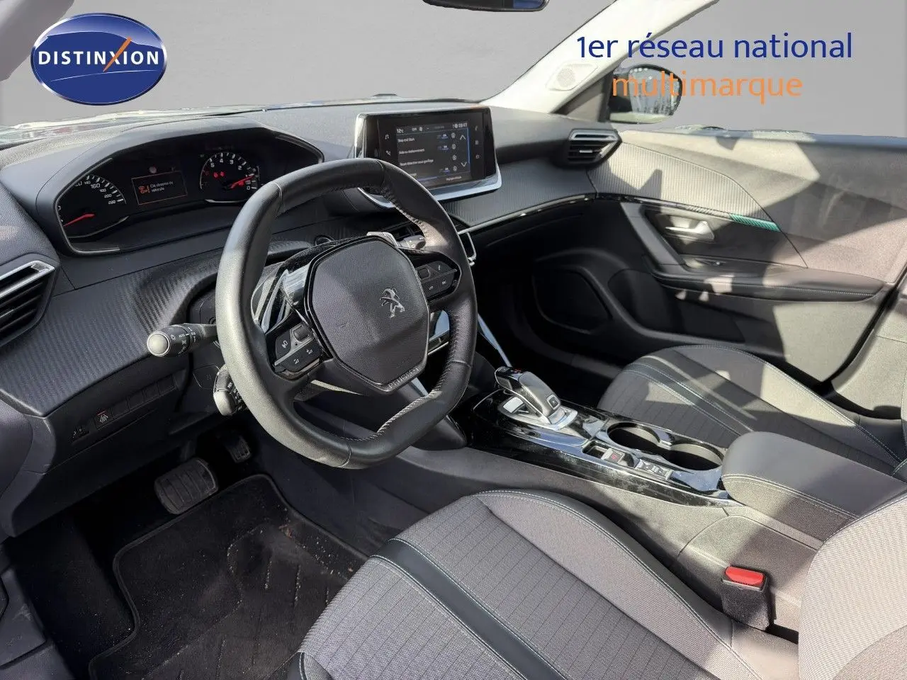 Intérieur avant droit du Peugeot 2008 gris Artense 2022, volant compact et console centrale avec écran tactile.