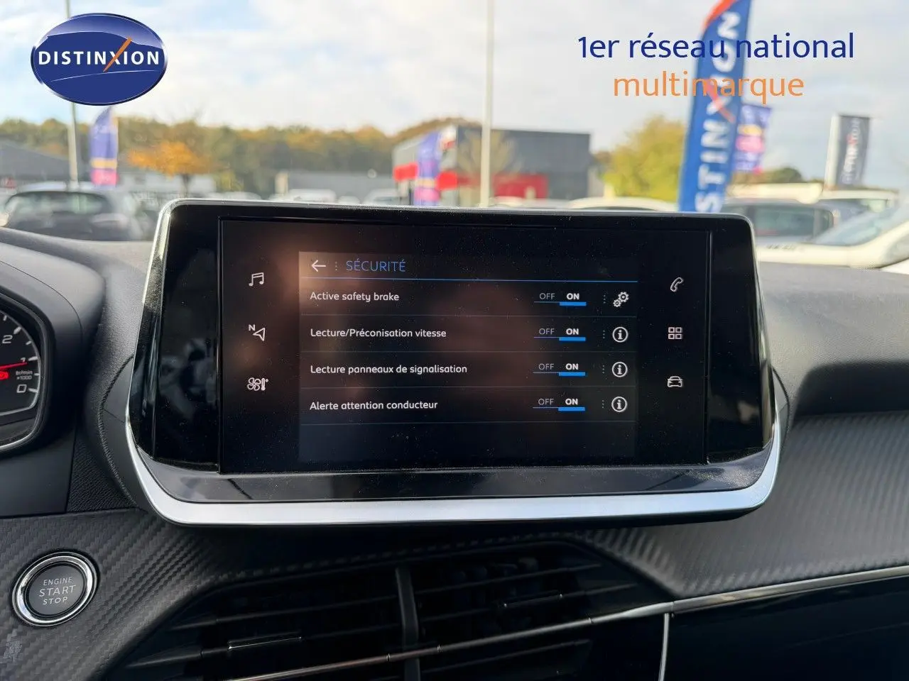 Écran tactile central affichant les options de sécurité dans l’habitacle d’un Peugeot 2008 gris Artense, vue avant.