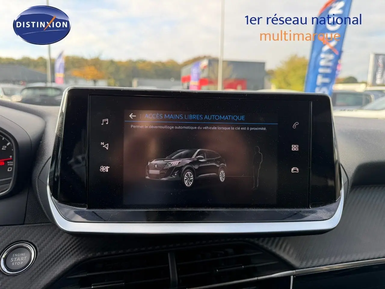 Écran central affichant l'interface mains libres d'un Peugeot 2008 gris Artense, vue intérieure avant.