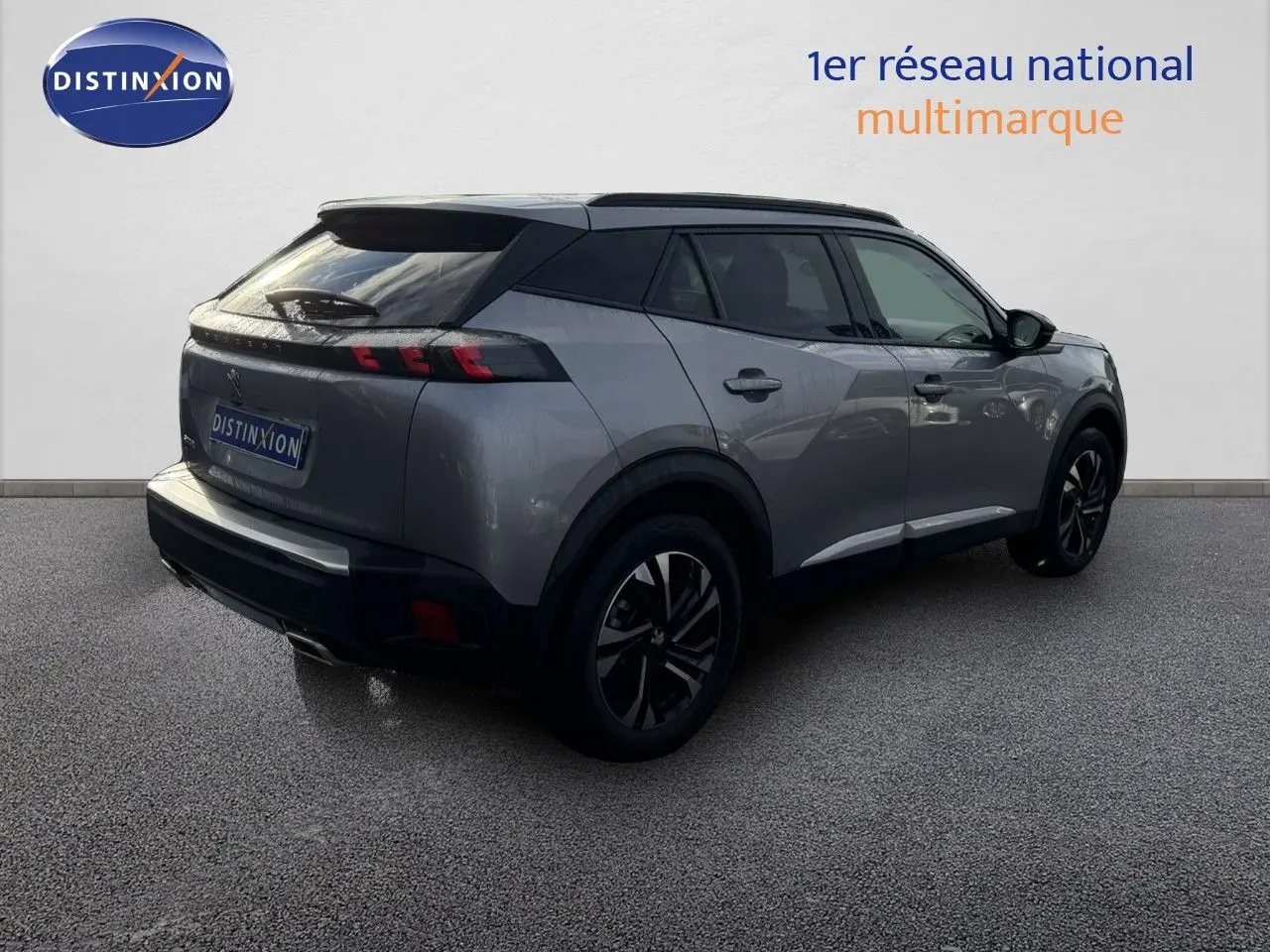 Peugeot 2008 gris Artense vue 3/4 arrière droit, avec toit noir et jantes alliage noires.