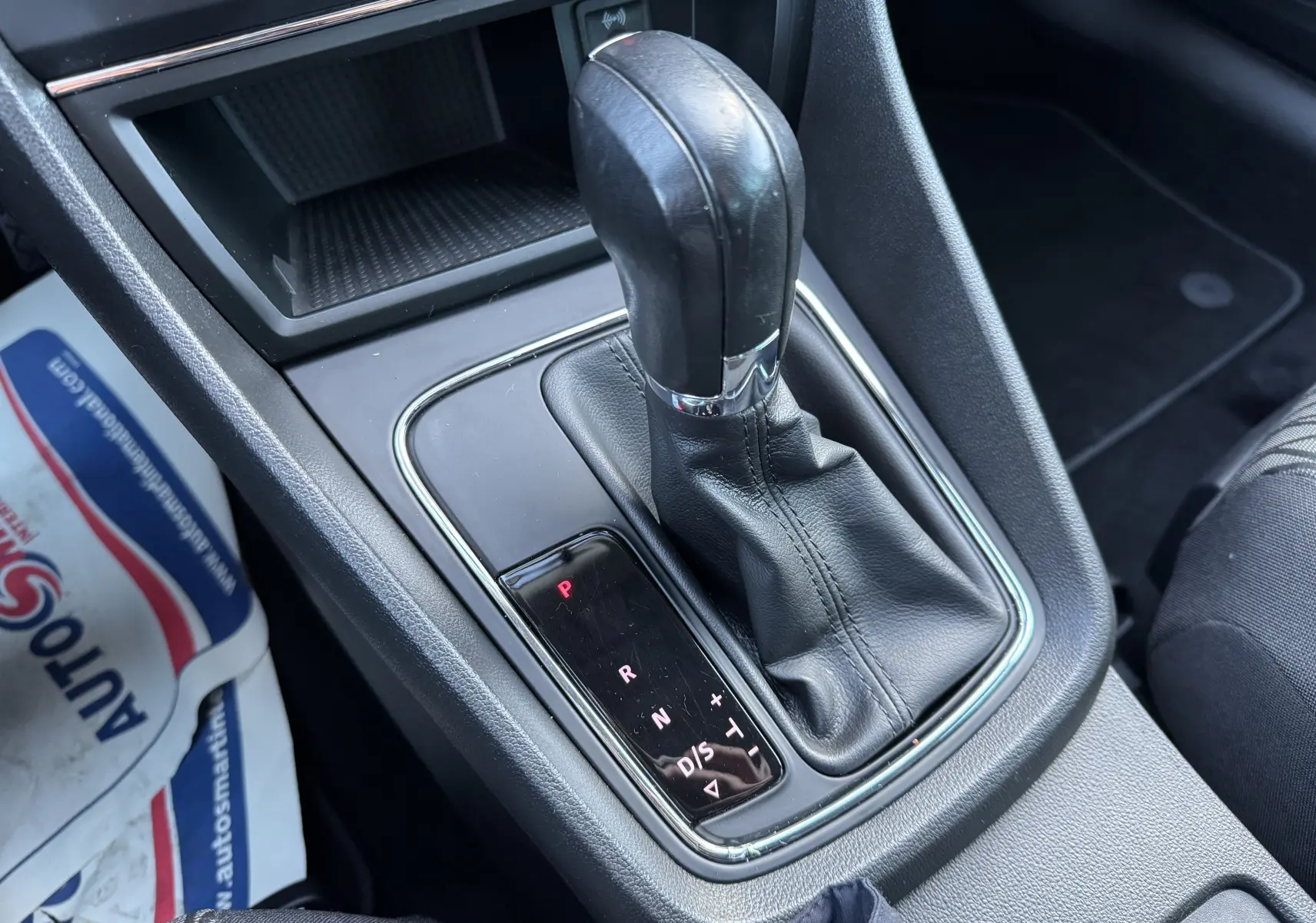 Le levier de vitesses automatique noir de la SEAT LEON 2016 vue en gros plan sur la console centrale.