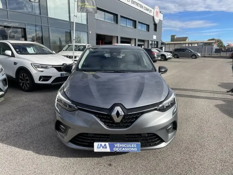 Renault Clio V TCE 90 X-Tronic Evolution gris foncé métal vue de face sur parking de véhicules d'occasion.