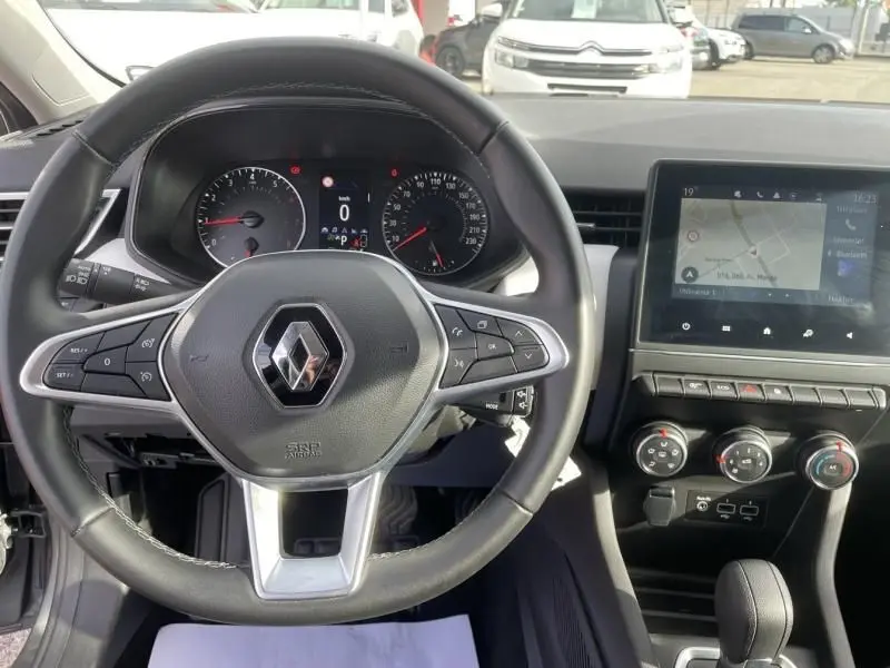 Vue intérieure du volant et tableau de bord de la Renault Clio V TCE 90 X-TRONIC Evolution 2023 en gris foncé métal.