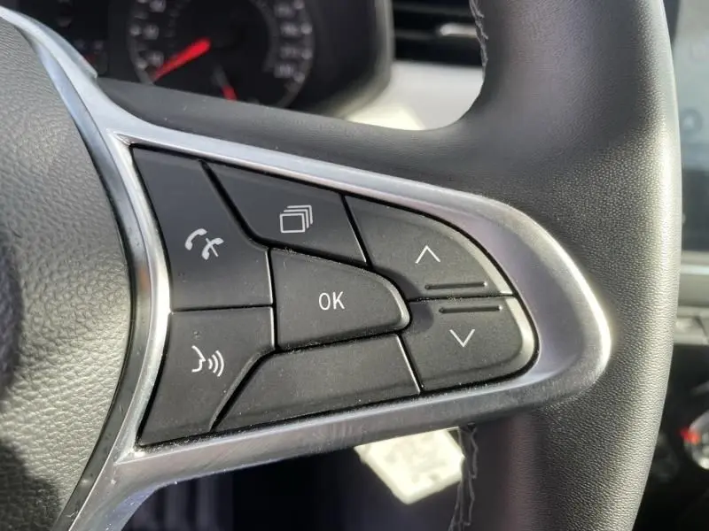 Gros plan sur les commandes au volant à droite de la Renault Clio V TCE 90 X-TRONIC Evolution 2023, intérieur noir.