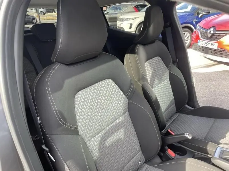 Vue intérieure des sièges avant en tissu gris et noir de la Renault Clio V TCE 90 X-TRONIC Evolution 2023.