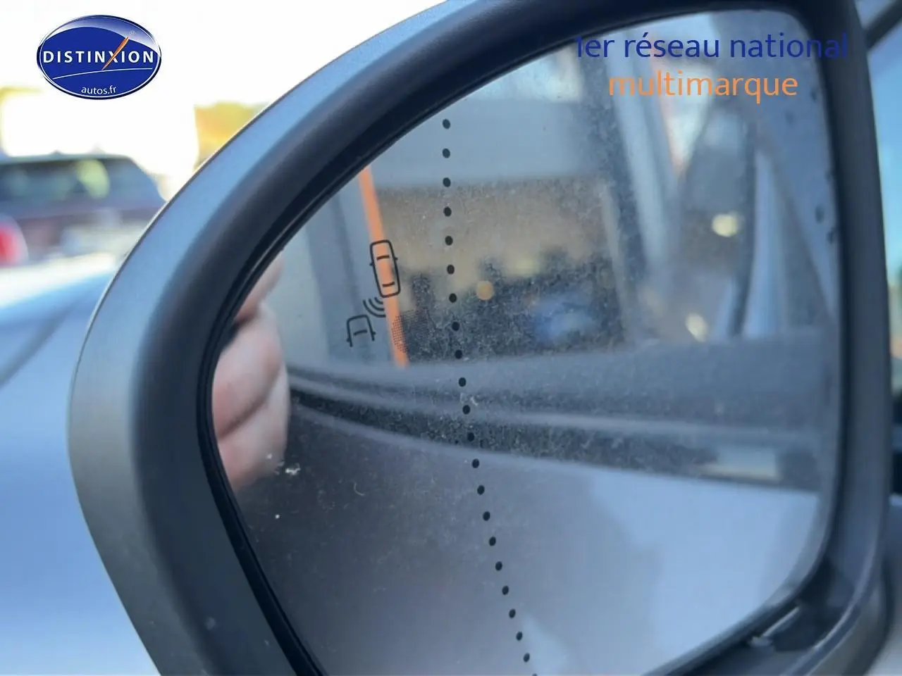 Rétroviseur extérieur droit du Renault Captur gris cassiopée, avec détection d'angle mort visible sur le miroir.