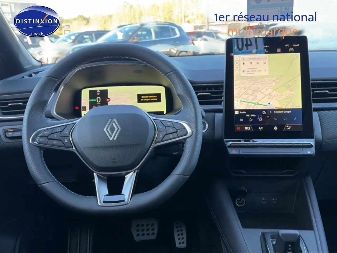 Vue intérieure du tableau de bord du Renault Captur 2025 gris cassiopée avec écran tactile vertical et volant multifonction cuir.