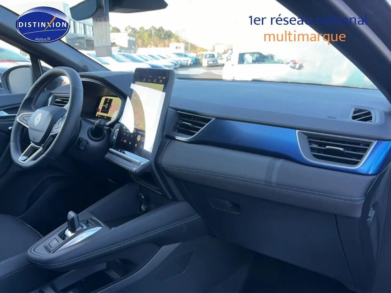 Vue intérieure côté passager du tableau de bord bleu et noir du Renault Captur 1.8 e-tech full hybrid 2025 avec écran tactile vertical.
