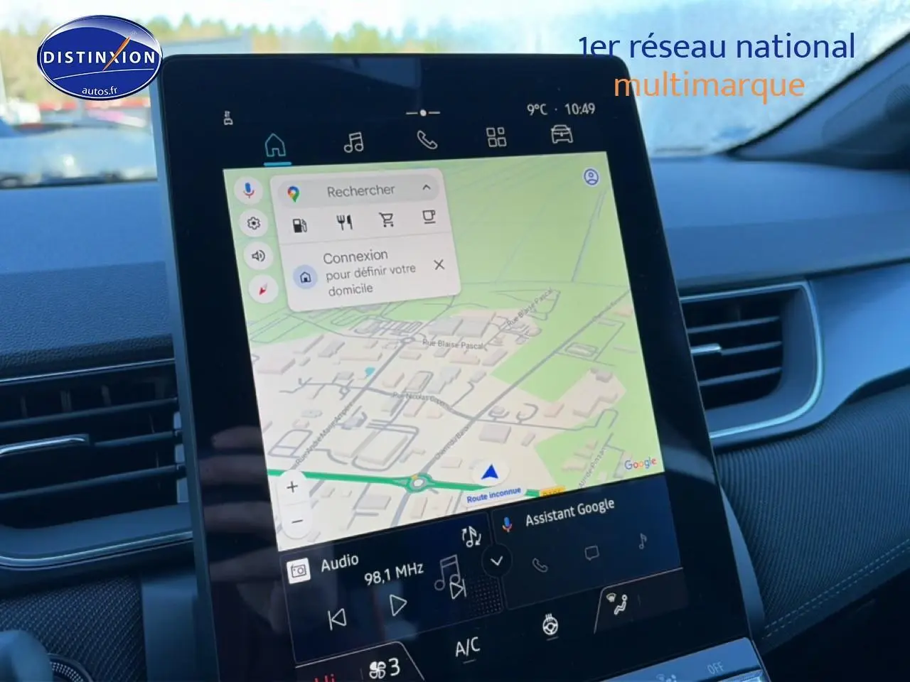 Vue intérieure centrée sur l'écran tactile du tableau de bord du Renault Captur gris cassiopée t/noir 2025.