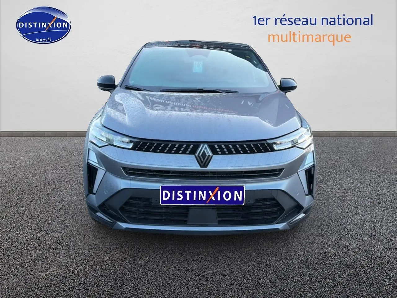Vue avant d'un Renault Captur 2025 gris cassiopée avec calandre noire et feux LED fins.