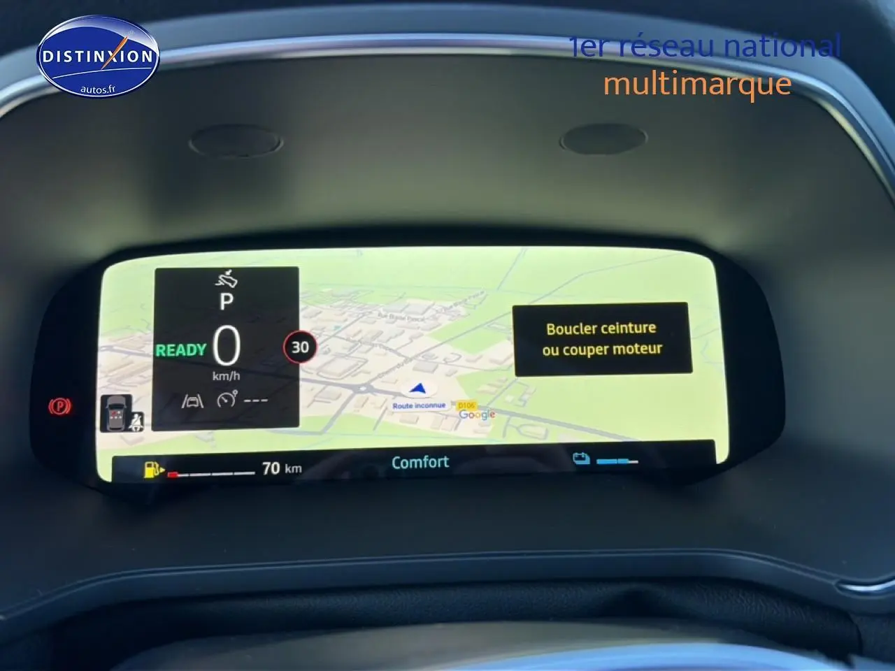 Affichage numérique du tableau de bord du Renault Captur 2025 avec navigation et alertes de sécurité visibles.