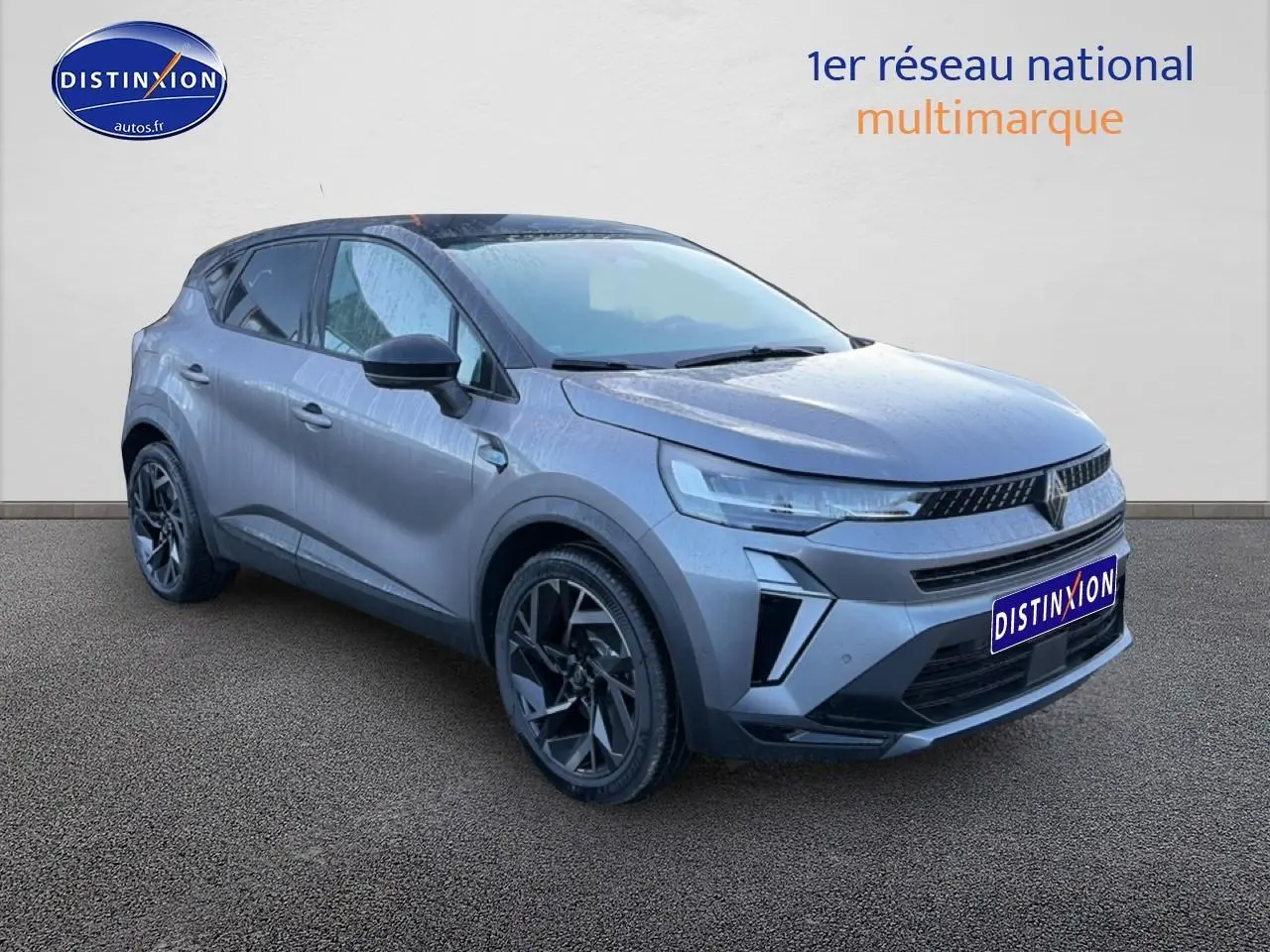 Renault Captur 2025 gris cassiopée en 3/4 avant droit, avec jantes alu noires et signature lumineuse LED.