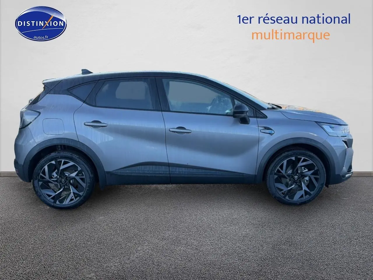 Vue latérale droite d'un Renault Captur gris cassiopée avec jantes alliage et toit noir contrasté.