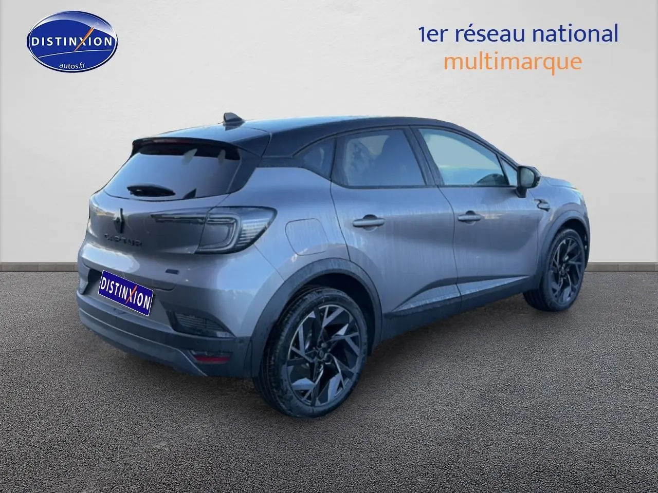 Renault Captur 2025 gris cassiopée vue 3/4 arrière droit avec jantes alu noires et toit noir contrasté.