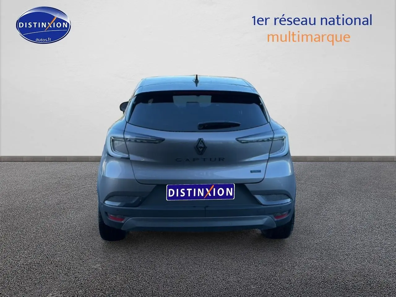 Vue arrière d'un Renault Captur gris cassiopée avec feux LED et lunette arrière surteintée sur fond neutre.