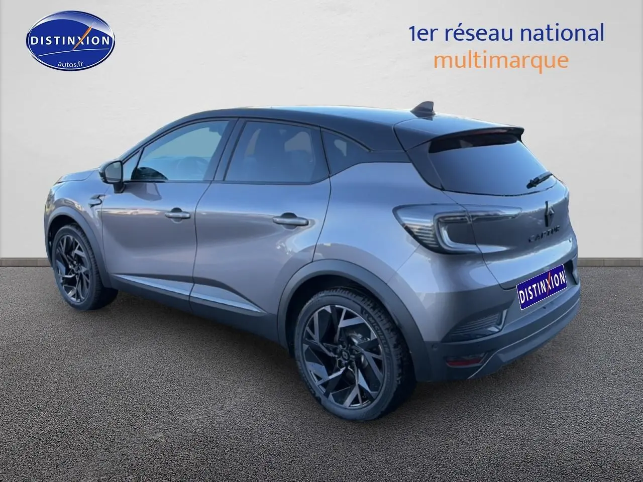 Renault Captur 2025 gris cassiopée 3/4 arrière droit avec jantes alu noires et toit noir contrasté.