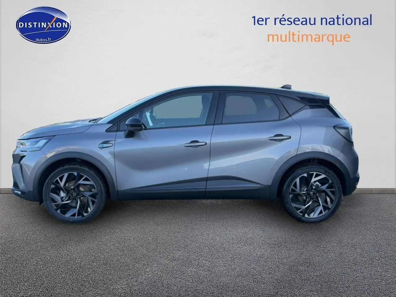 Profil côté gauche du Renault Captur gris cassiopée avec jantes alu noires et toit noir visible sur fond neutre.