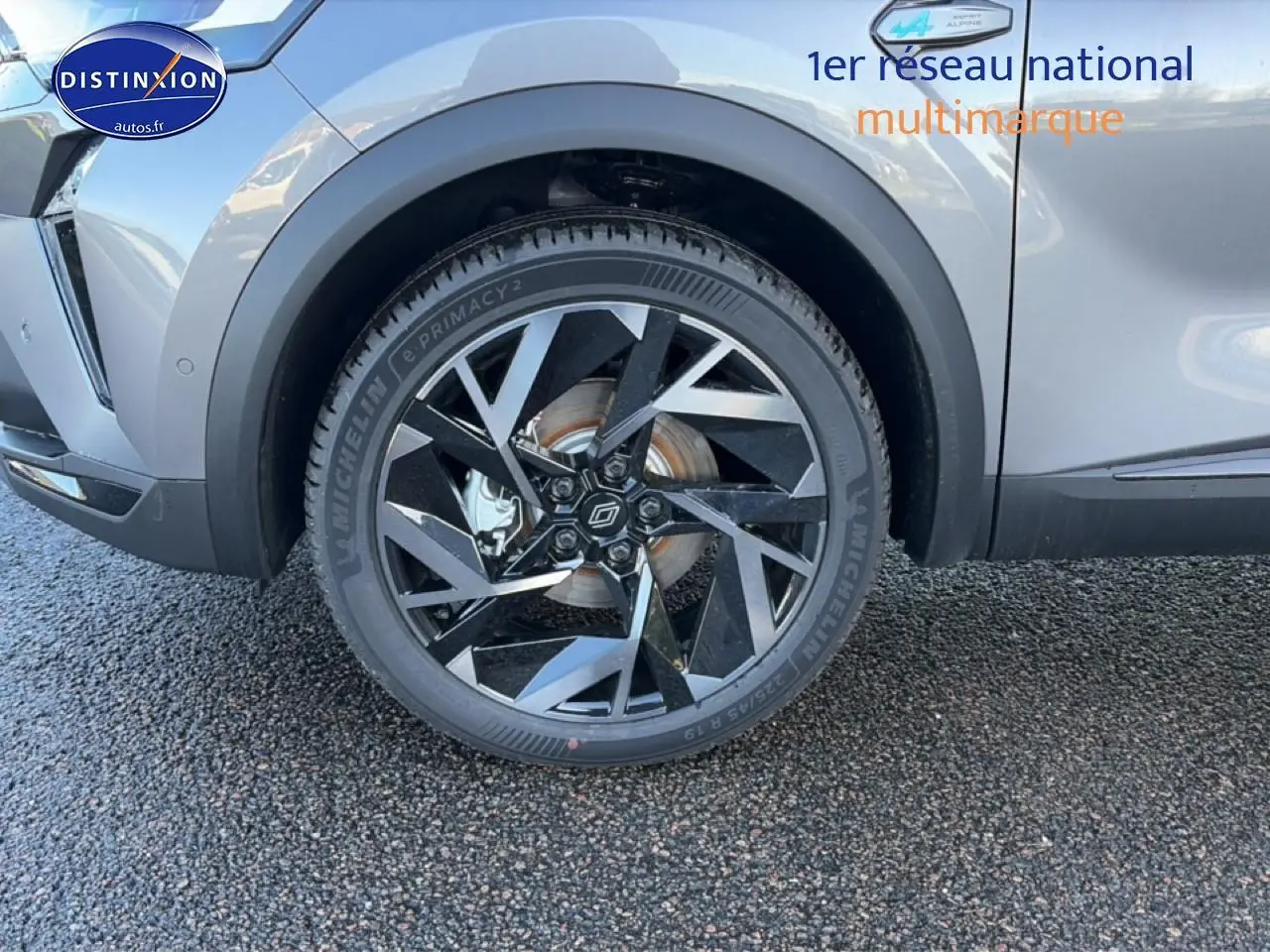 Gros plan sur la roue avant gauche avec jante alu noire et grise du Renault Captur gris cassiopée esprit Alpine.