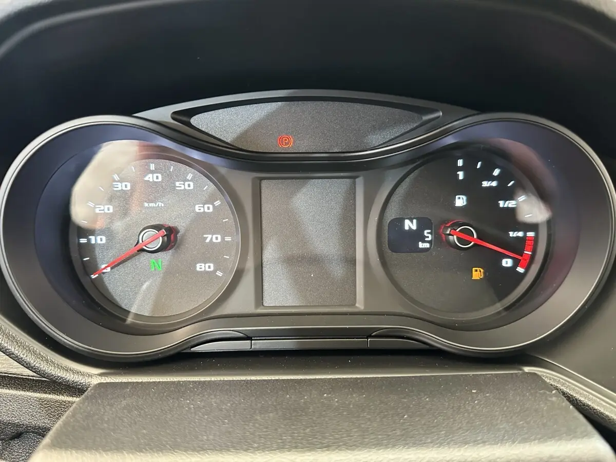 Tableau de bord de l'AIXAM AMBITION 0.5 CITY PACK 2026, affichage vitesse et jauge carburant en gros plan.