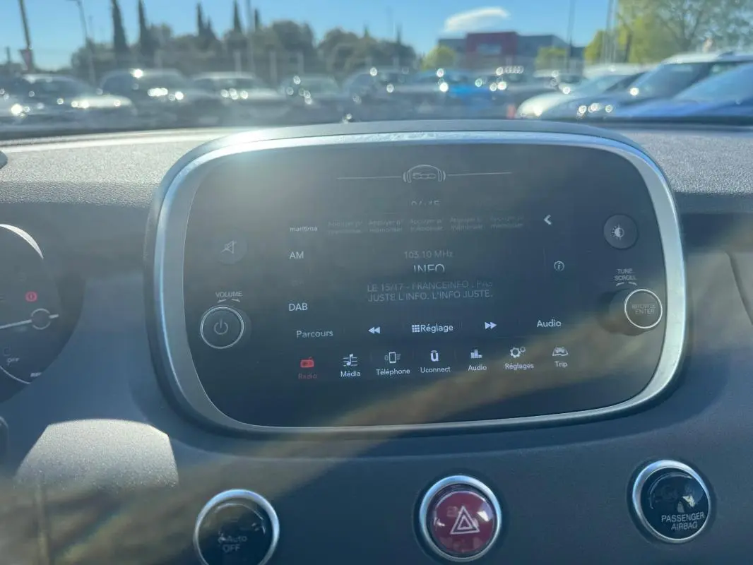 Vue rapprochée de l’écran tactile central du tableau de bord du Fiat 500X bleu, affichant les réglages audio.