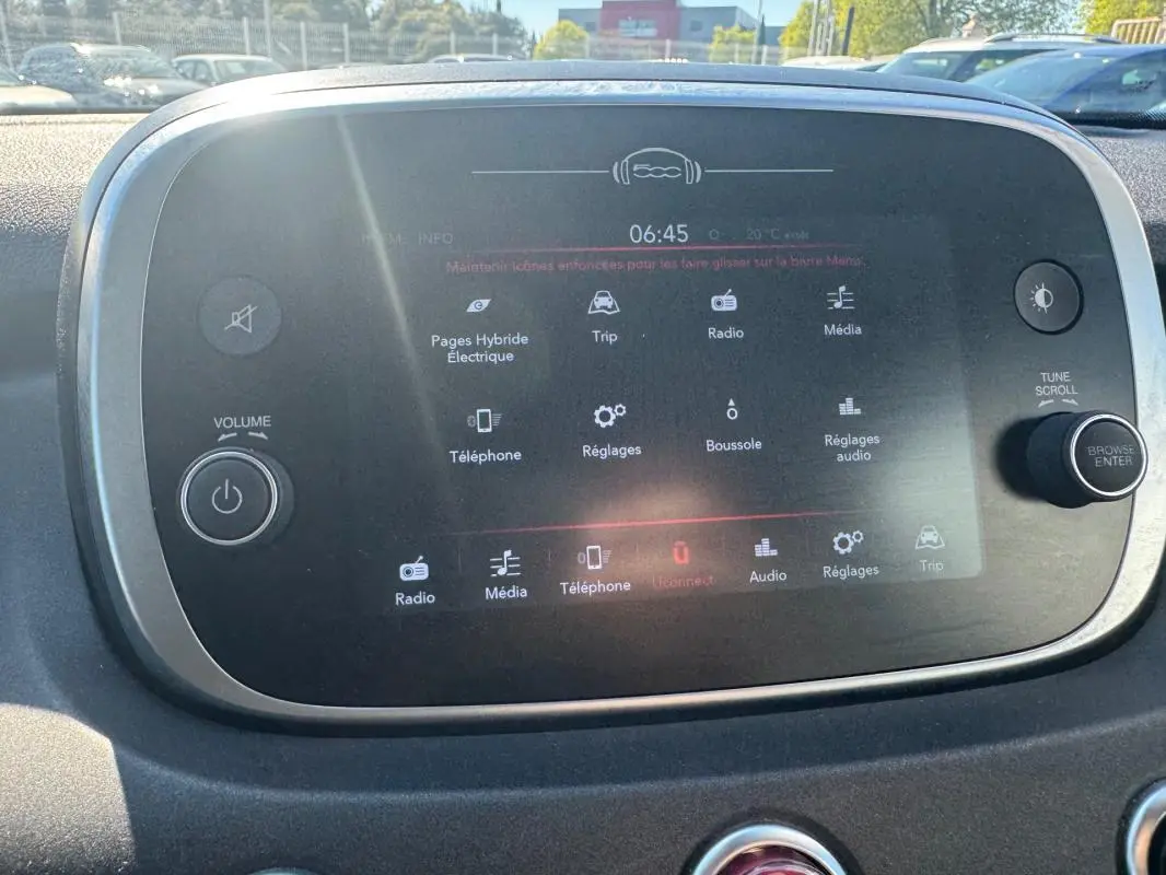 Écran tactile central du tableau de bord du Fiat 500X MY23, affichant le menu principal avec commandes audio et téléphone.