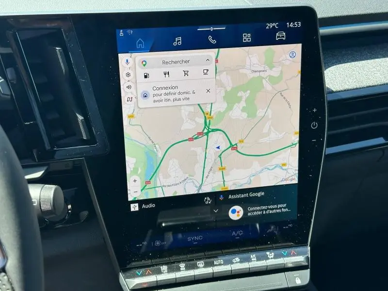 Écran tactile central du tableau de bord du Renault Austral blanc nacré, affichant la navigation GPS.