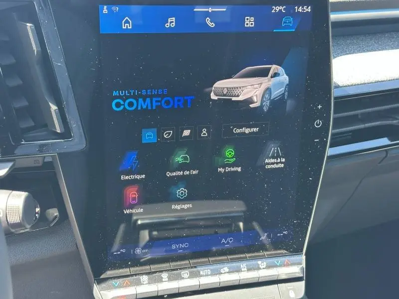 Écran tactile intérieur affichant la configuration du mode Confort du Renault Austral blanc nacré, vue centrale du tableau de bord.