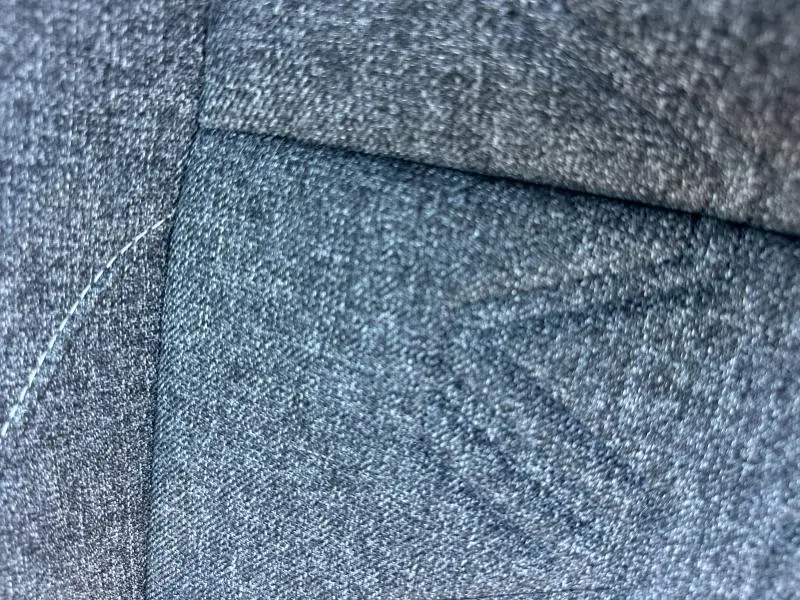 Détail en gros plan du tissu gris clair mixte textile du siège du Renault Austral 1.2 E-Tech blanc nacré.