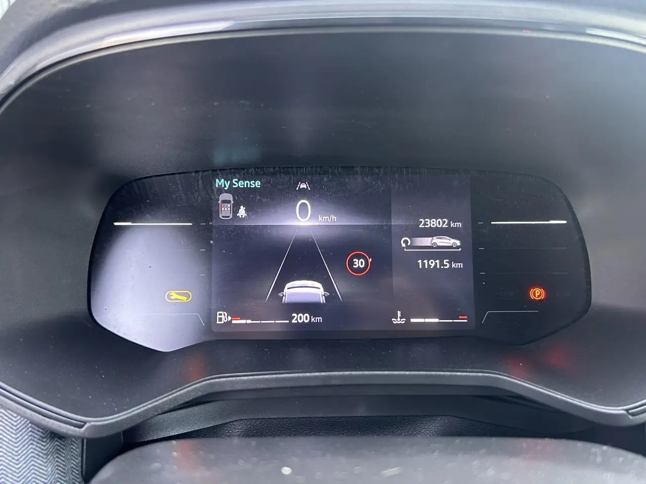 Tableau de bord numérique de Renault Clio 2025 affichant la vitesse, alertes et mode de conduite My Sense.