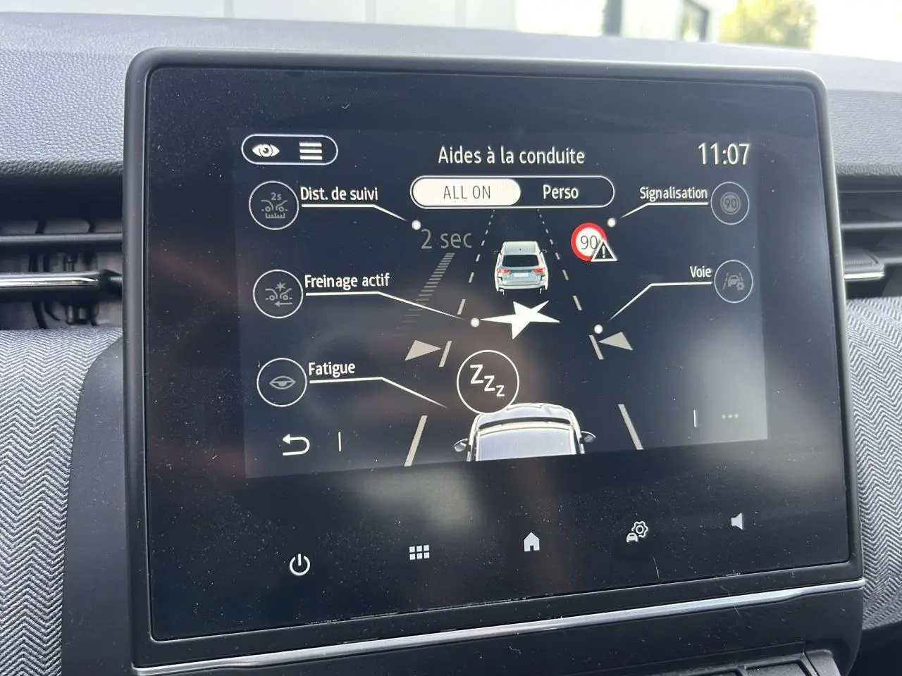 Écran tactile intérieur de la Renault Clio 2025 affichant les aides à la conduite avec interface claire et moderne.