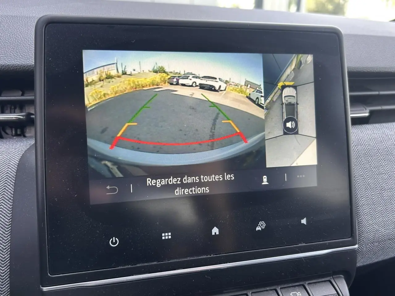Écran multimédia de Renault Clio 2025 affichant la caméra de recul et la vue 360° en intérieur noir.