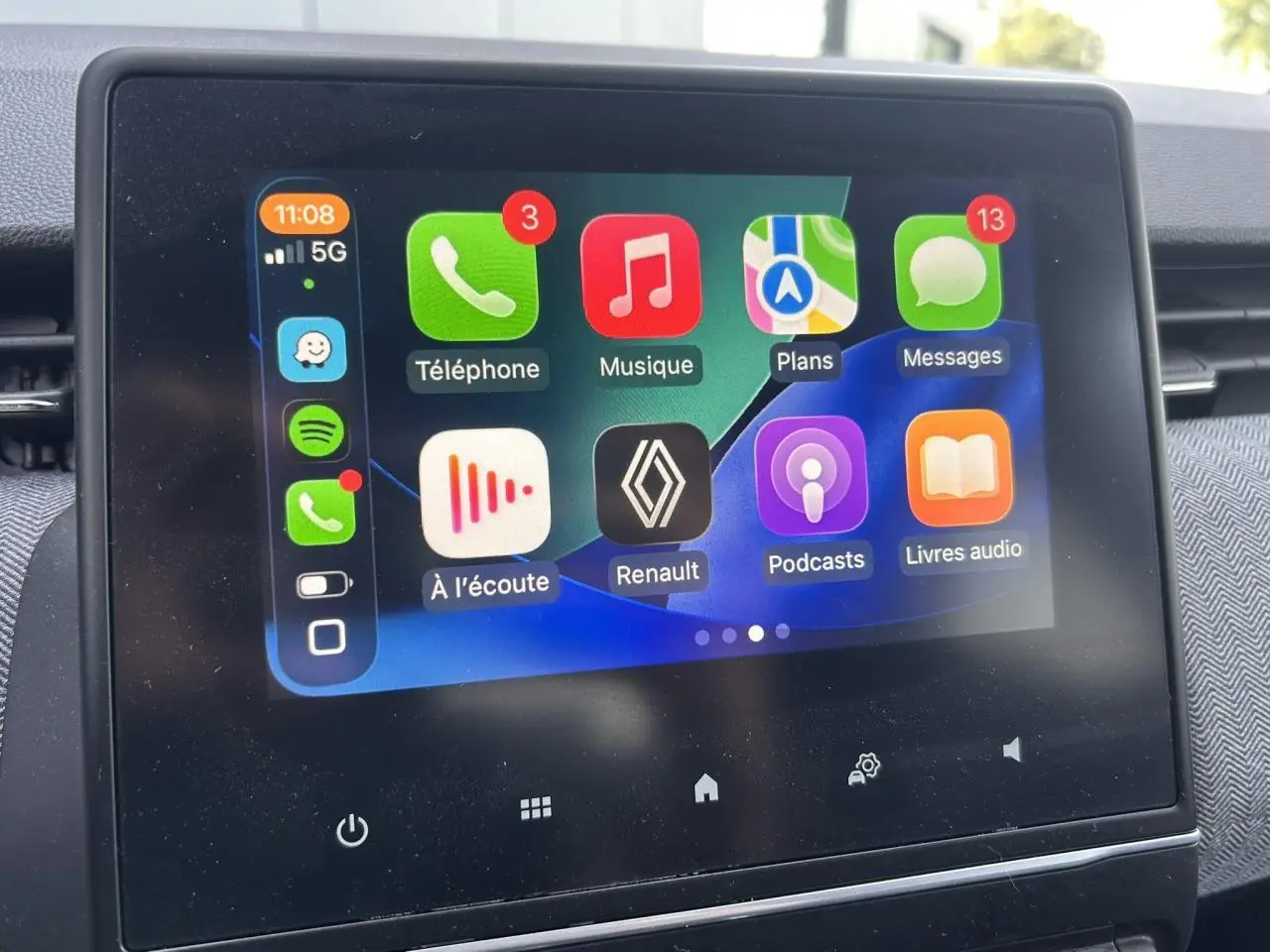 Écran tactile central de la Renault Clio V TCE 90 Techno, affichant l'interface multimédia connectée.