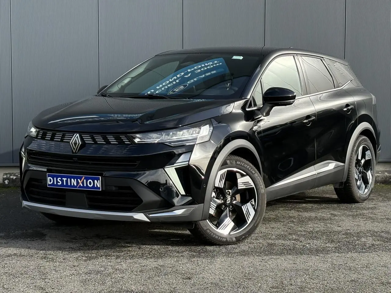 Renault Symbioz E-Tech noir étoilé en 3/4 avant droit, avec jantes 18 pouces et calandre distinctive.