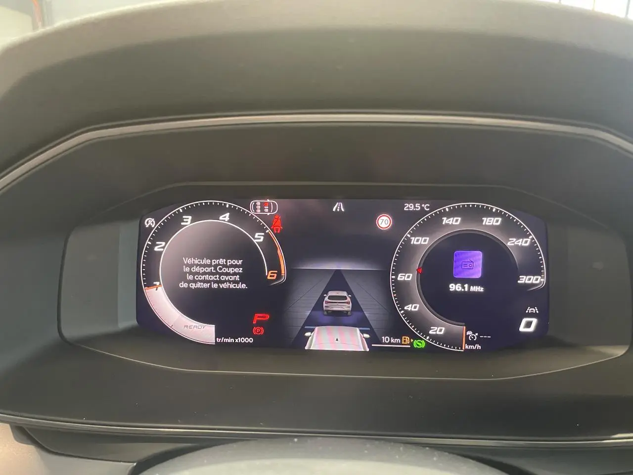 Combiné d'instruments digital de la CUPRA Leon 2026 affichant la vitesse, régime et assistance à la conduite.