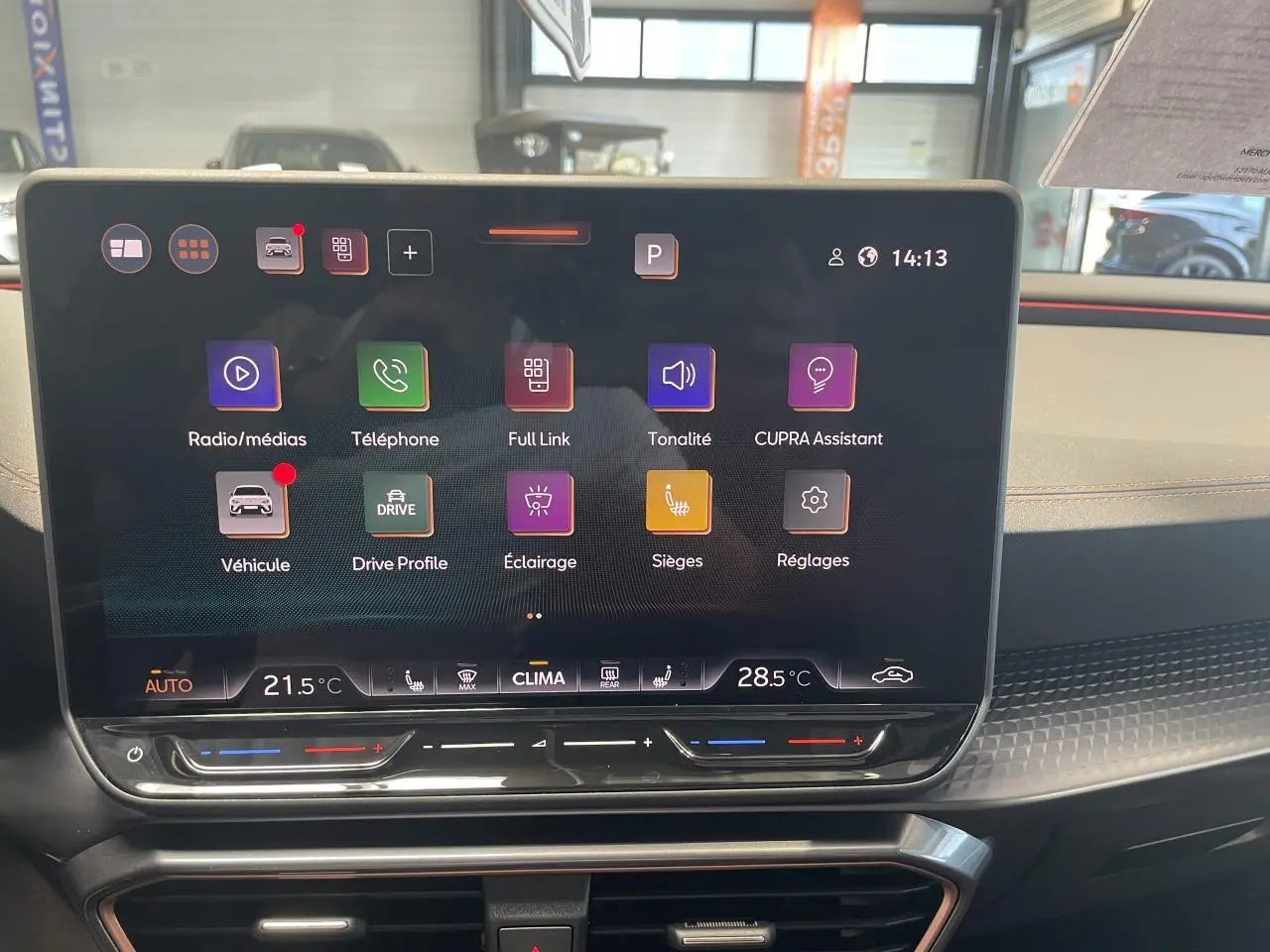 Écran tactile HD 12,9'' du tableau de bord de la CUPRA Leon 2026, affichant les options de contrôle et climatisation.