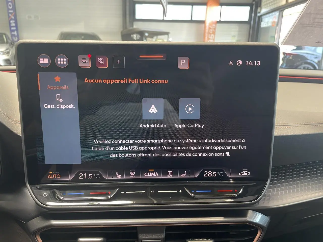 Écran tactile HD 12,9'' du système d'infodivertissement de la CUPRA Leon gris, vue de face intérieure.